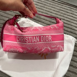 MEDIUM DIORTRAVEL NOMAD POUCH in Pink